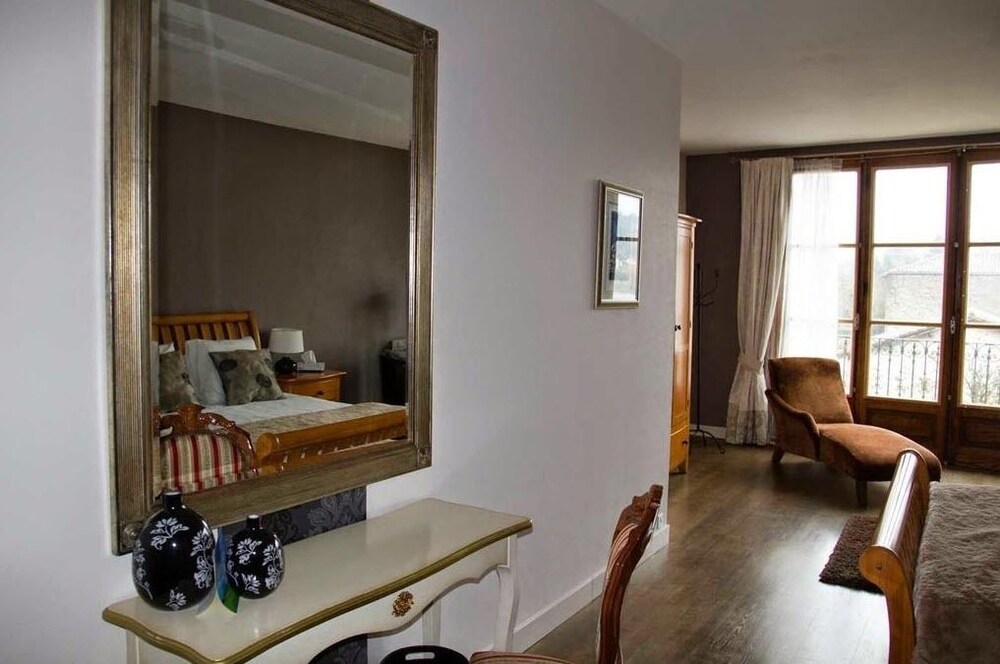 Pont Vieux Chambres D'Hotes — 4-Star Luxury Hotel in Confolens, France