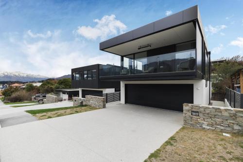 Villa Aurora luxury in the heart of Wanaka — 4-Star Luxury Hotel in Wanaka, New Zealand