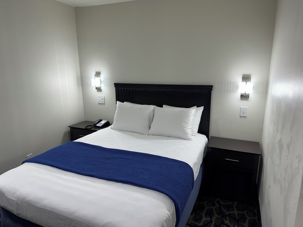 Lakeside Inn and Suites - photo 9