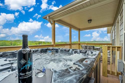 Arcade Hot Tub Deck Area Free Tickets Bright Upgraded Decor Ledgestone Golf OnSite