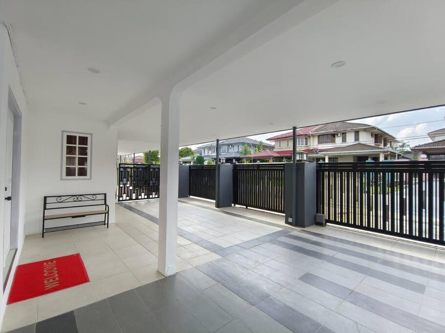 Jk Home Borneo 96 18Pax 6BedR 6BathR 3Carparks — 4-Star Luxury Hotel in Kuching, Malaysia
