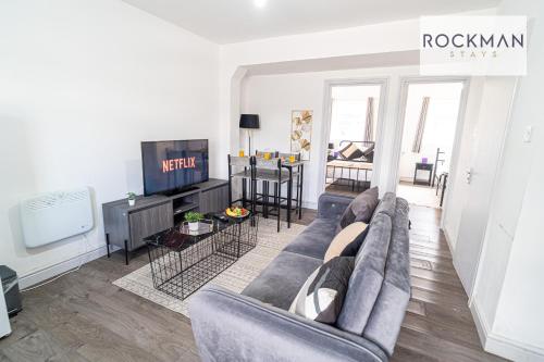 Ten Cromwell FREE PARKING Spacious 3 Bedroom Contractor Home Central Grays Close to Station and Shops Fast Wi Fi Long Term Stays — 4-Star Luxury Hotel in Grays, United Kingdom