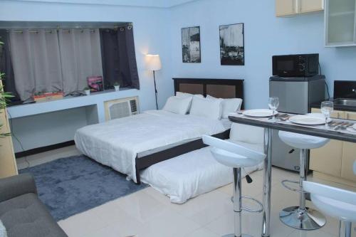 Bright & Airy Studio near Venice Mall with Pool Gym & Fast WiFi — 4-Star Luxury Hotel in Manila, Philippines
