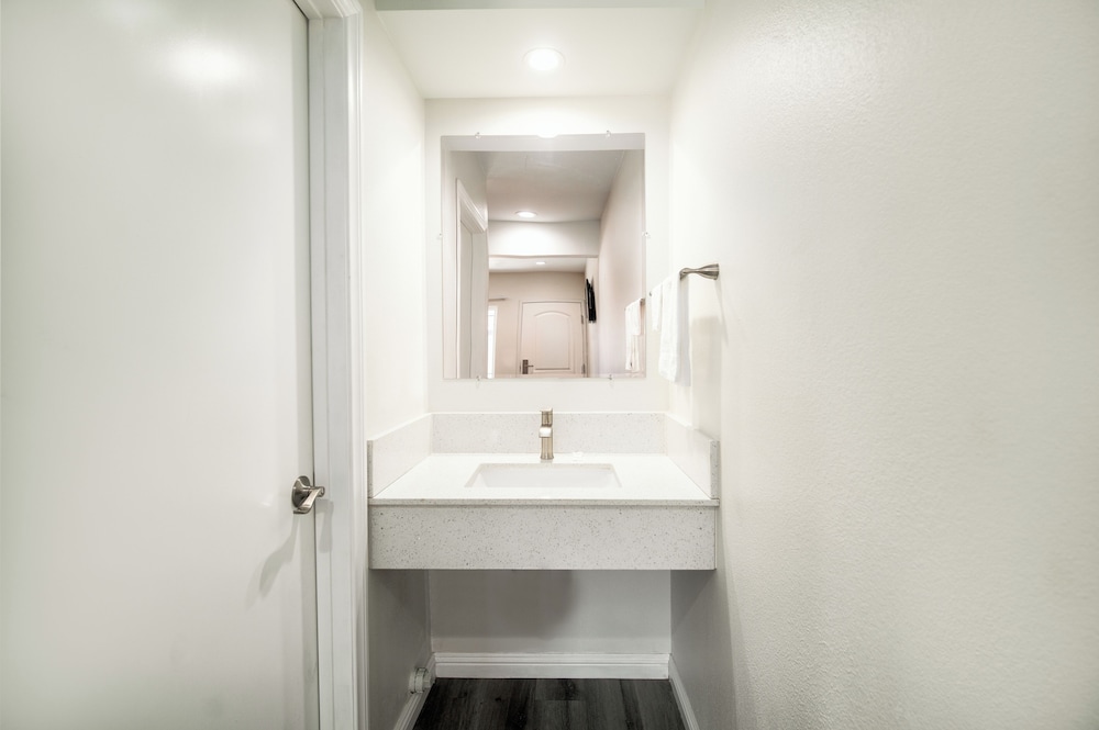 Bell Manor Motel - photo 10