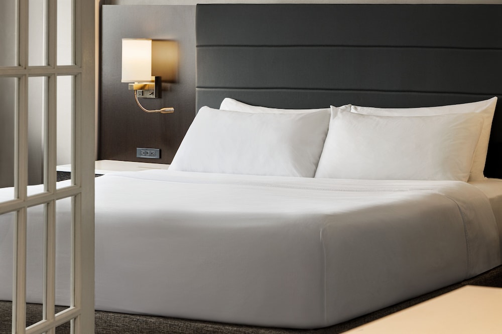 Crowne Plaza Knoxville Downtown University by IHG - photo 8