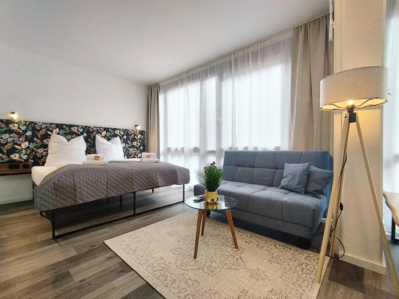 Design Apartment für bis zu 4 im 2 OG modern Dachterrasse Grill ruhige Lage Disney plus Wii LAN und WLAN — 4-Star Luxury Hotel in Nuernberg, Germany