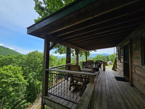 Bear Hug Cabin — 4-Star Luxury Hotel in Bryson City, United States