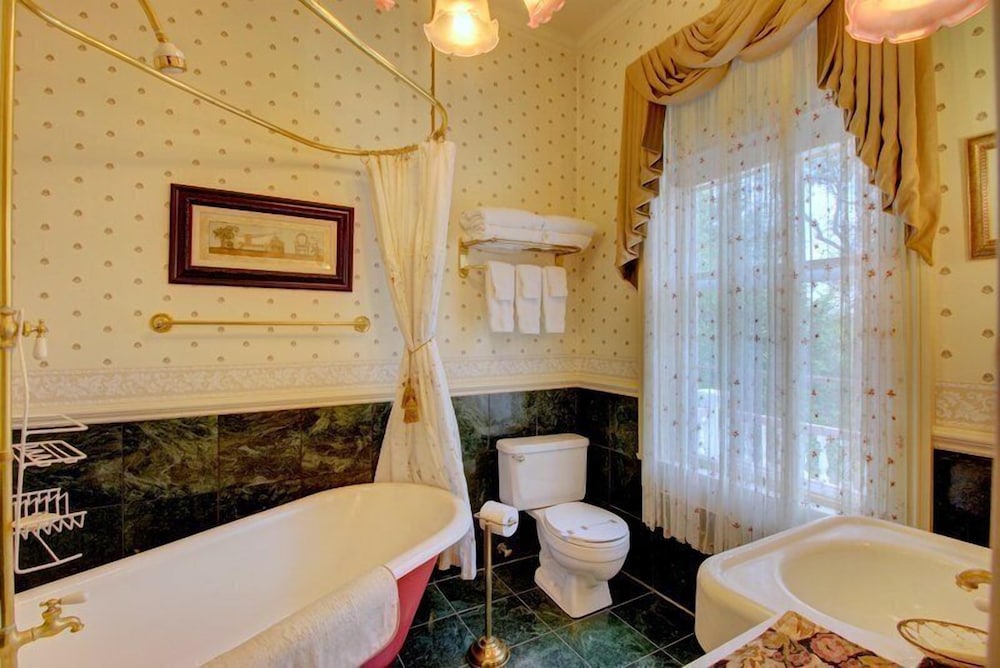 Bybee's Historic Inn - photo 35