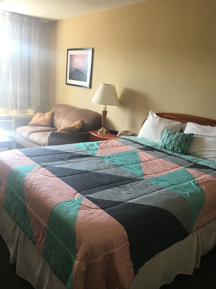 Ambassador Inn And Suites - photo 9