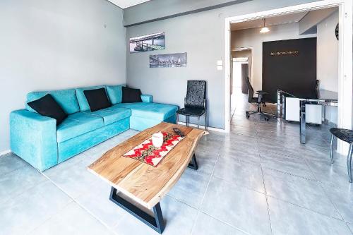 Topfloor central apt with urban views 3' to metro — 4-Star Luxury Hotel in Athens, Greece