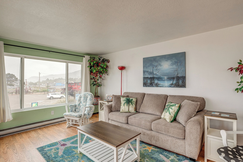 Quaint Rockaway Beach Gem: Walk to Shore in Rockaway Beach, United States