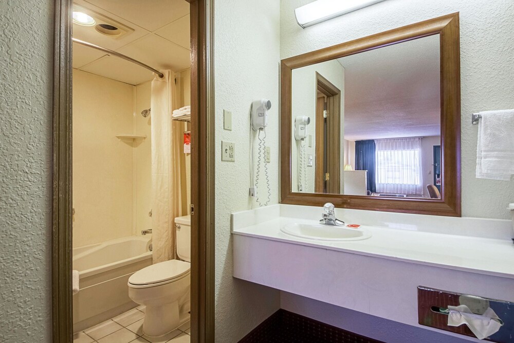 Econo Lodge Inn & Suites Bentonville Rodgers - photo 14