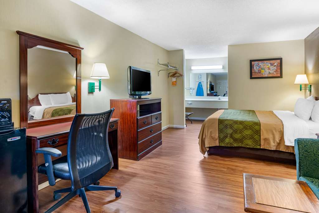Econo Lodge Inn & Suites Southeast - photo 12