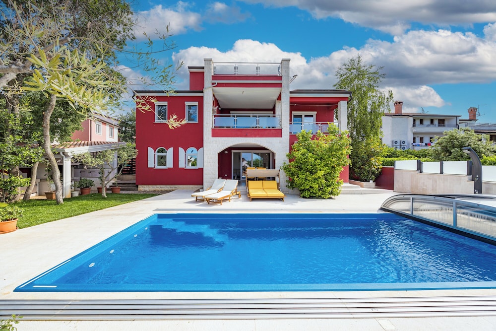 Apartment Ayni With Private Pool — 4-Star Luxury Hotel in Umag, Croatia