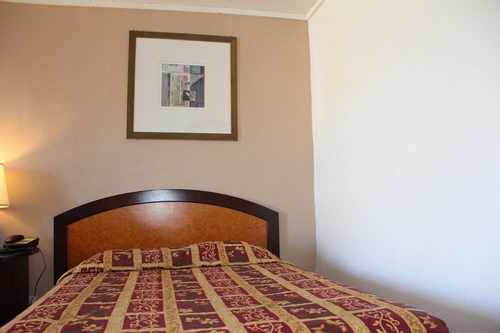 LoneStar Inn & Suites - photo 10