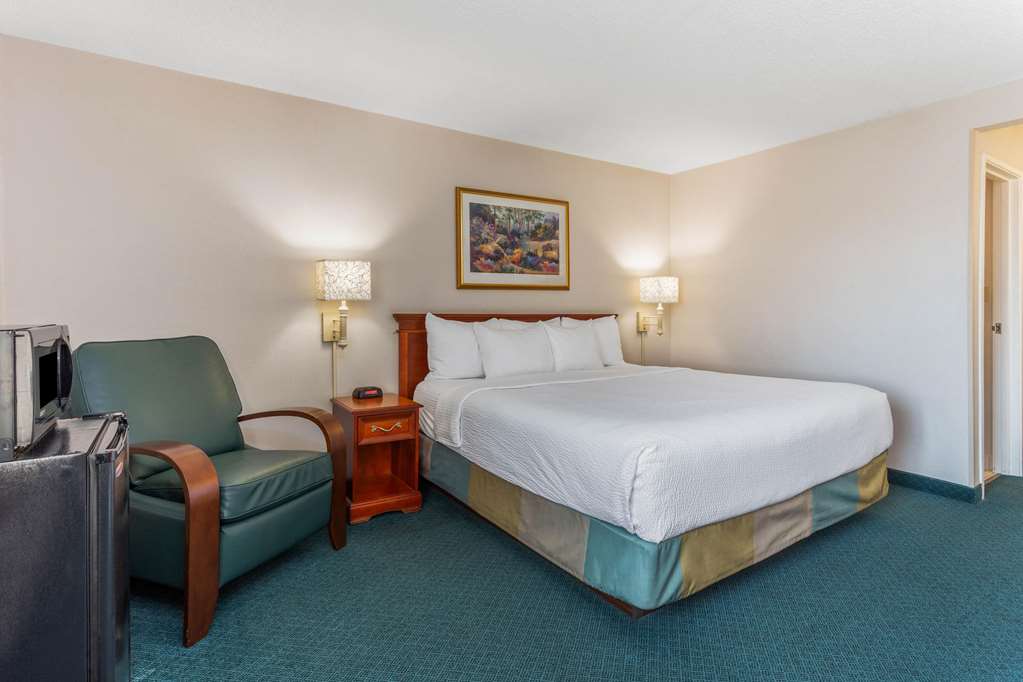 La Quinta Inn & Suites by Wyndham Chicago Gurnee - photo 29