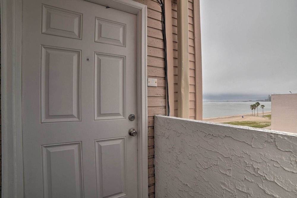 Updated Front Beach Condo w Resort Amenities - photo 13