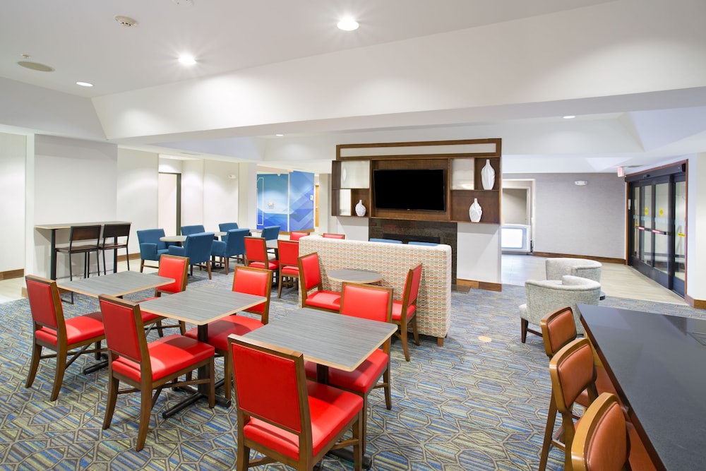 Holiday Inn Express Kansas City at the Legends by IHG - photo 3