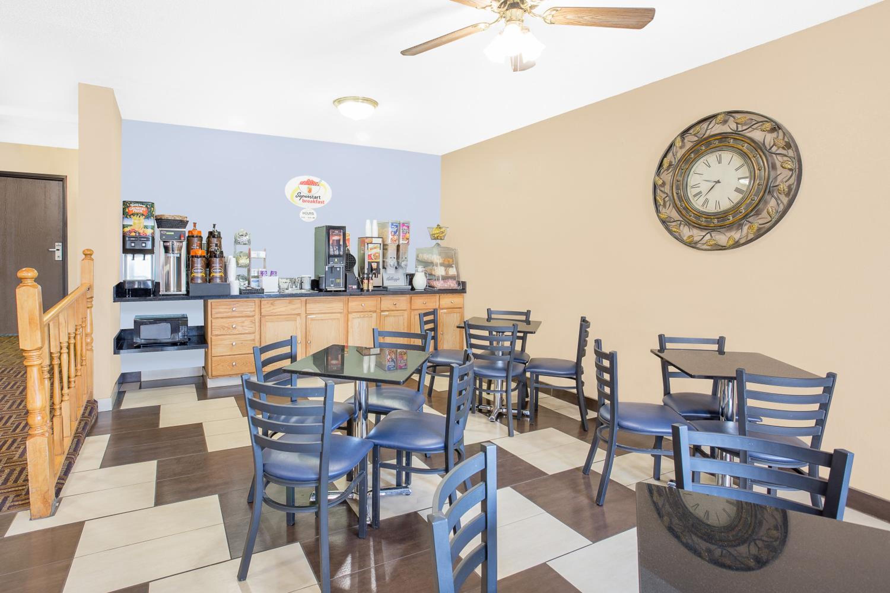 Boarders Inn & Suites by Cobblestone Hotels Waterloo Cedar Falls - photo 10