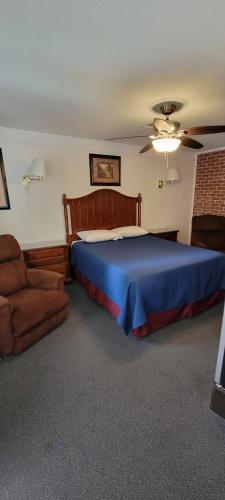 Husker Inn - photo 2