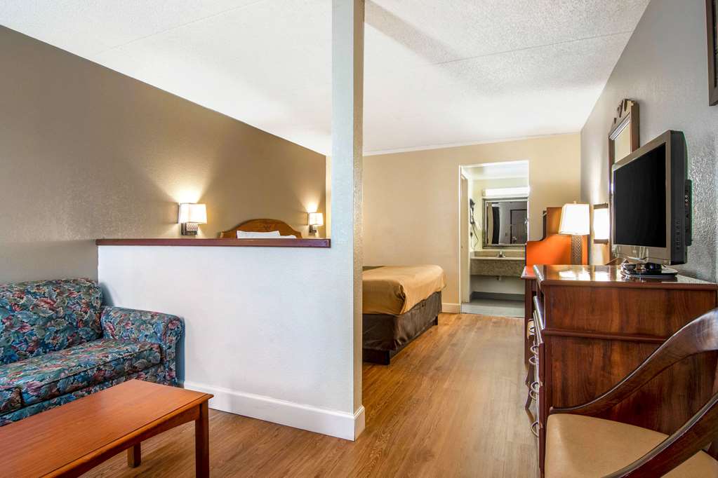 Econo Lodge Inn & Suites near Chickamauga Battlefield - photo 23