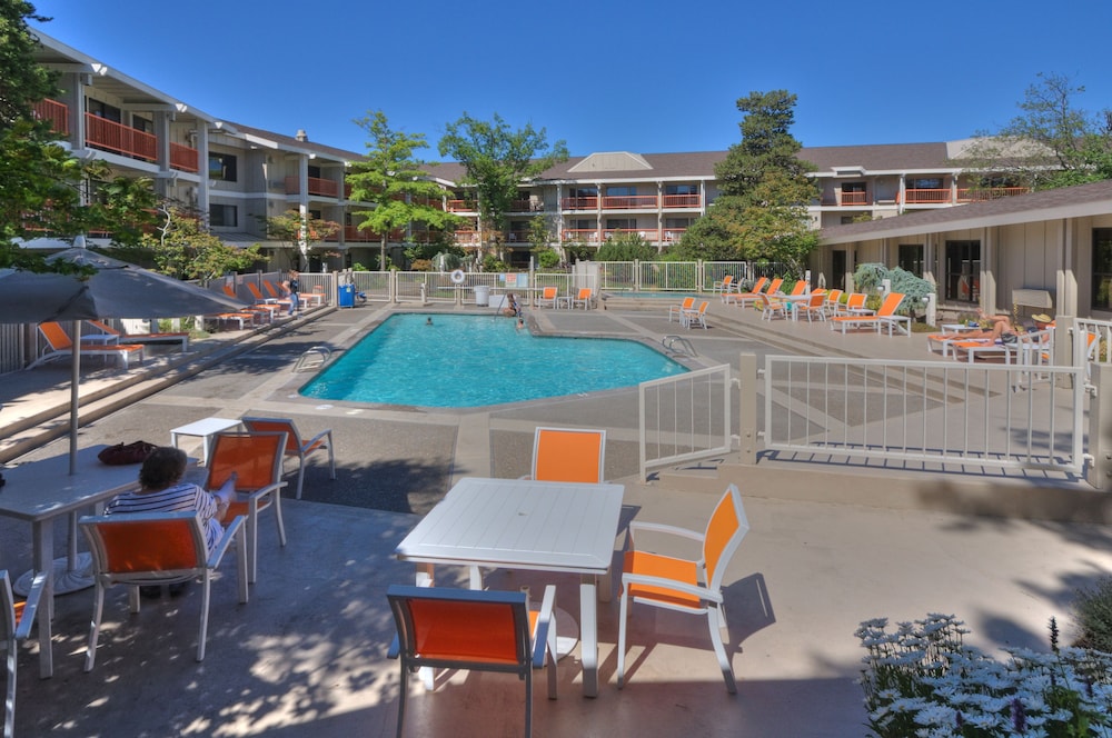 Ashland Hills Hotel & Suites - photo 2