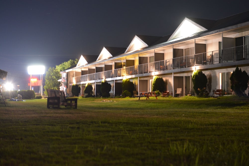 Monashee Motel - last minute hotel in Sicamous