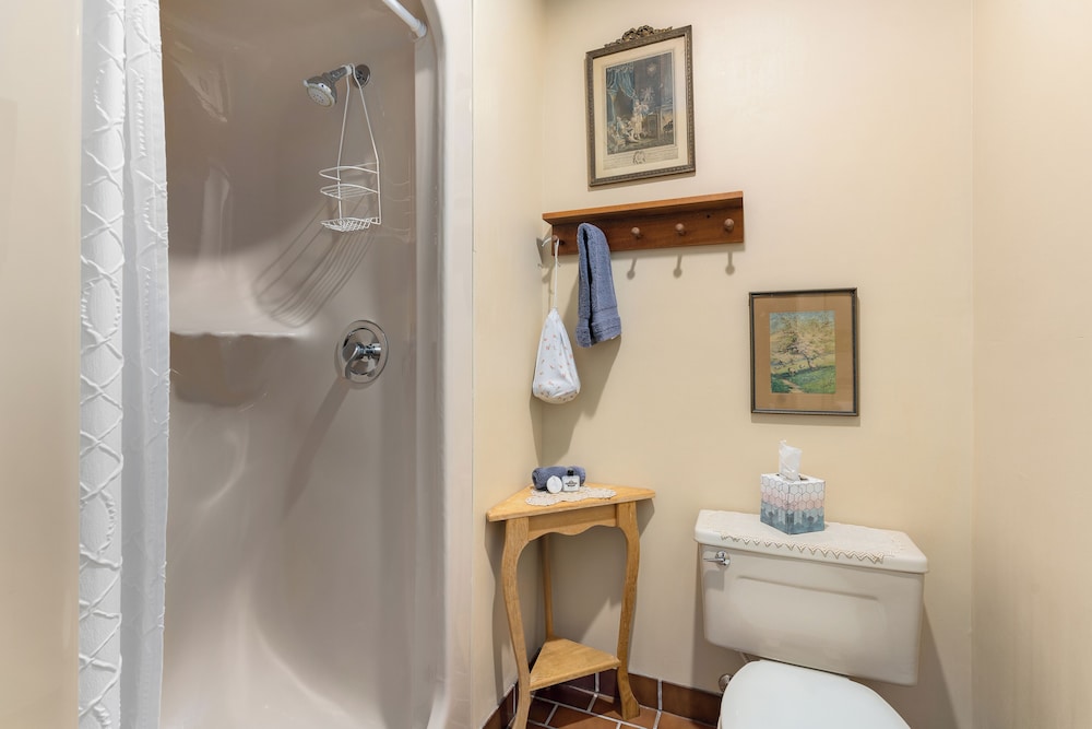 The Stagecoach Inn Bed & Breakfast and Five20 Social Stop - photo 46