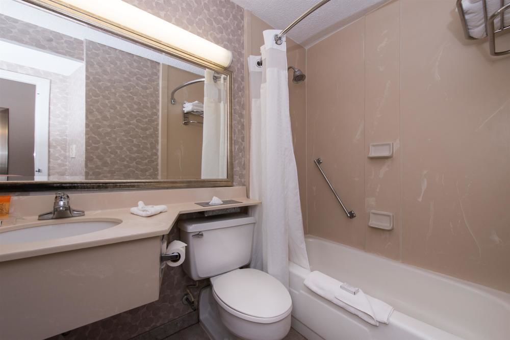 Ramada Plaza Rochester Airport - photo 94