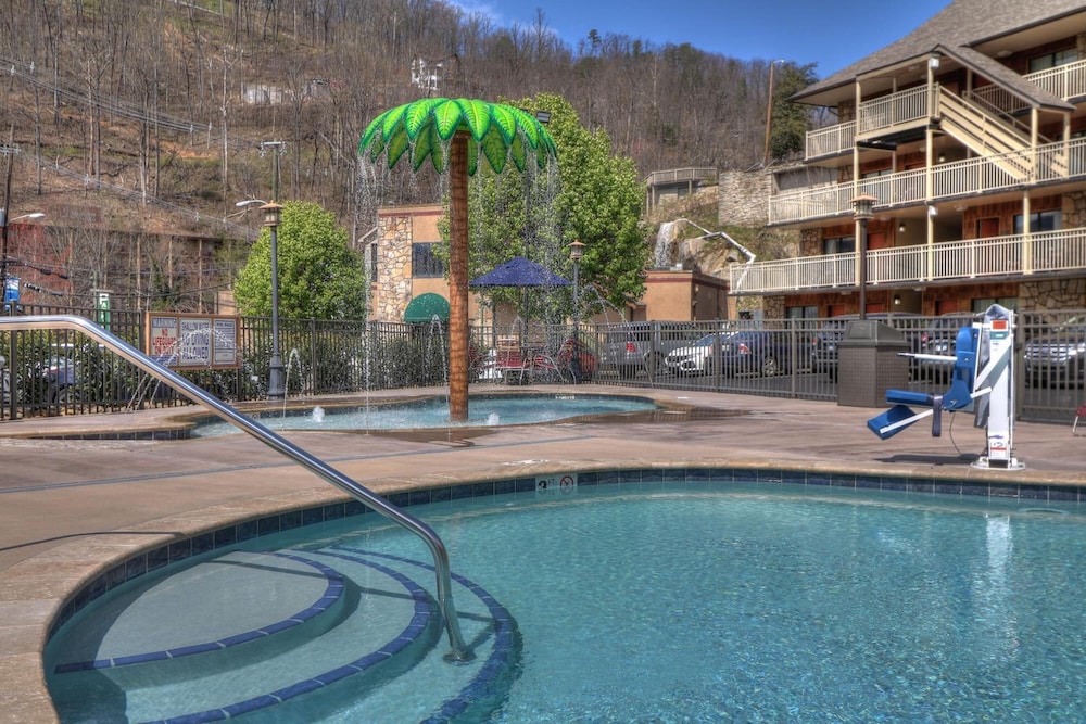 Crossroads Inn & Suites - photo 73
