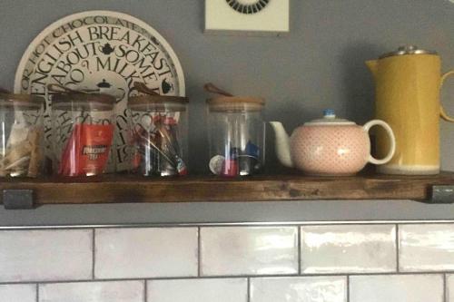 Luxury Cottage Nestled in the Heart of Pickering Pet Friendly