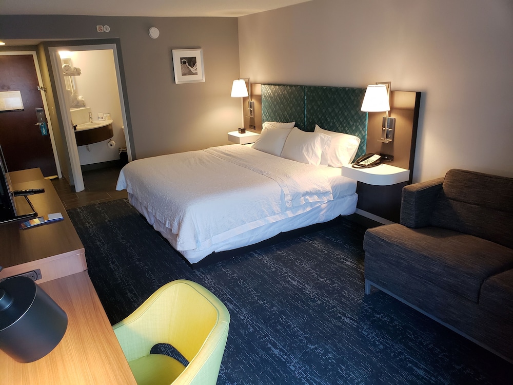 Hampton Inn & Suites Newtown - photo 16