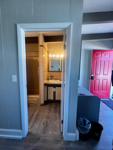 Claddagh Motel & Suites - photo 109
