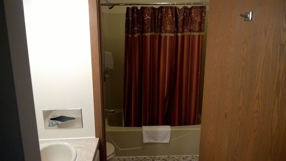 The Travelers Inn - photo 10