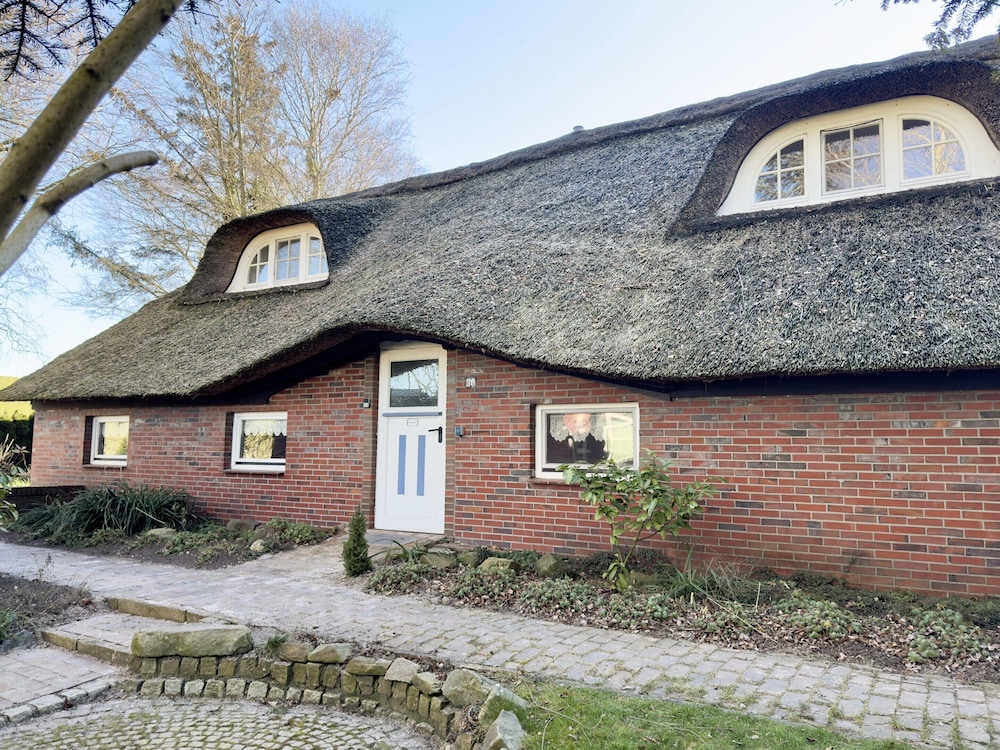 Ferienwohnung im Reetdachhaus Burhave — 4-Star Luxury Hotel in Butjadingen, Germany