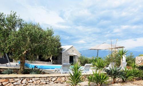 Holiday house in Pucišca with terrace WiFi washing machine — 4-Star Luxury Hotel in Pucisca, Croatia