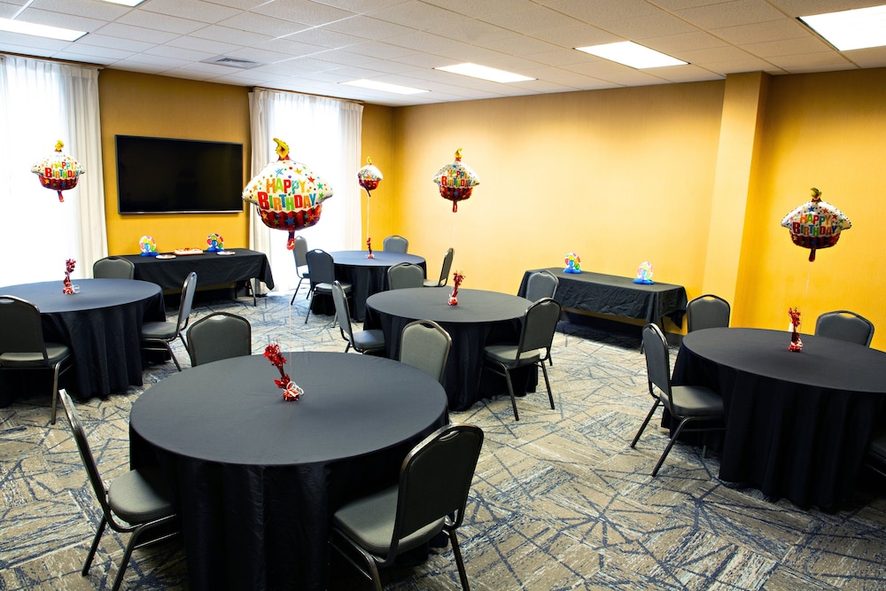 Holiday Inn Express Hotel & Suites Harrisburg West by IHG - photo 32