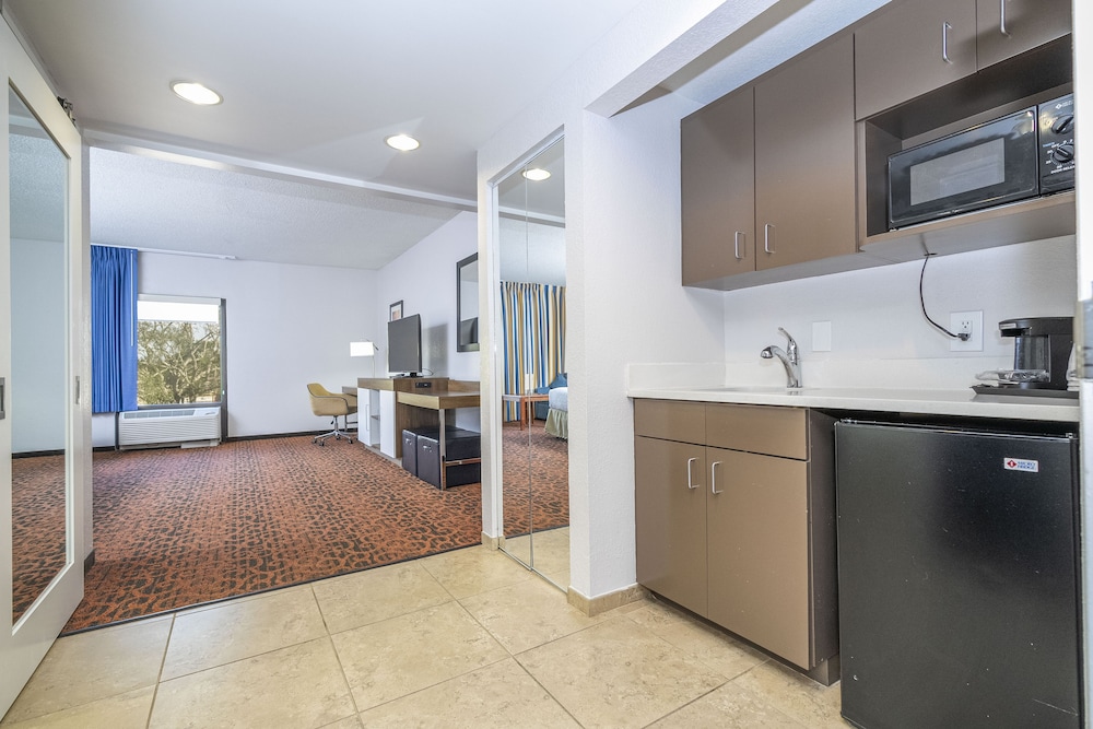 Hampton Inn Spring Hill - photo 9