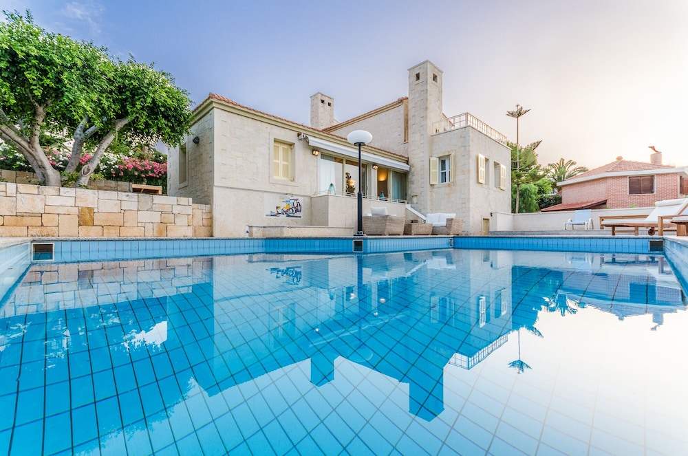 Villa Anna Maria 3 Bedroom Private Pool — 4-Star Luxury Hotel in Irakleion, Greece