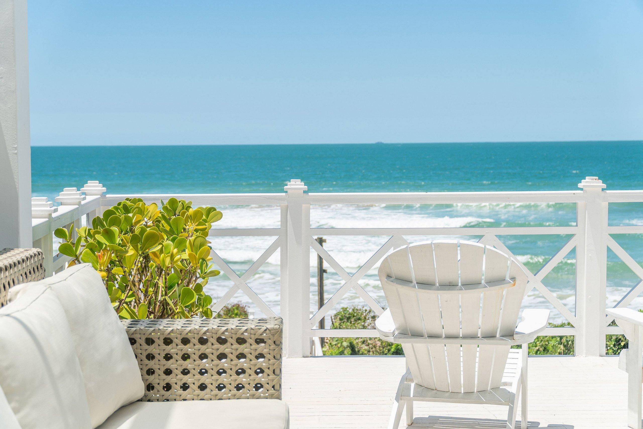 Encantadora casa com 02 suítes à beira mar