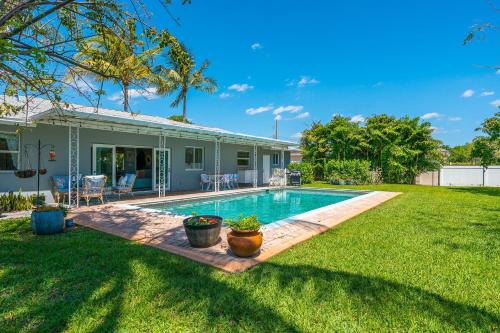 Vibrant Pool Home Kayak Firepit & Playground — 4-Star Luxury Hotel in West Palm Beach, United States
