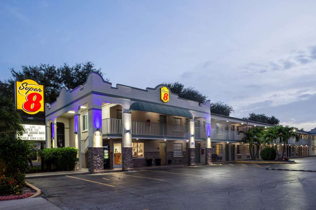 Super 8 by Wyndham Bradenton Sarasota Area — Bradenton — photo 2