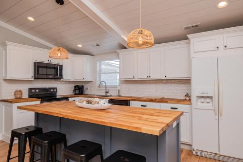 Sawyers Shore Shack by Oak Island Accommodations - photo 7