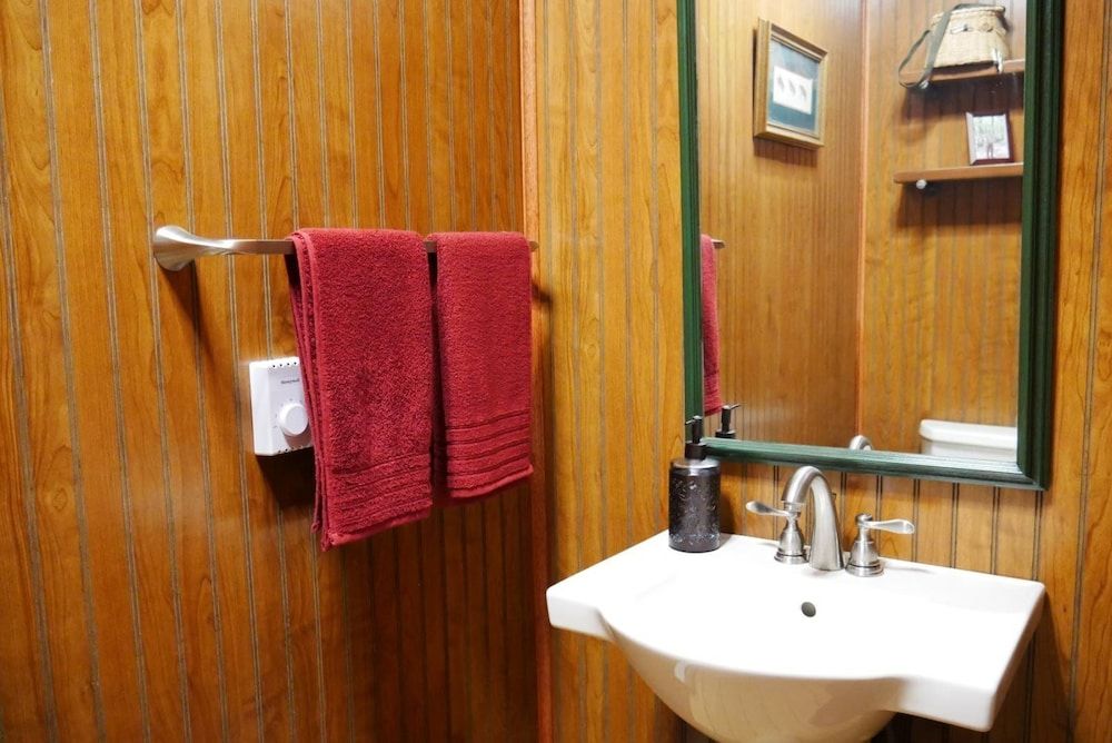 Holiday House — 4-Star Luxury Hotel in Davis, United States