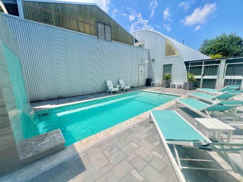 The Moon Quonset Hut Vacation Rental Heated & Chilled Pool — 4-Star Luxury Hotel in New Orleans, United States