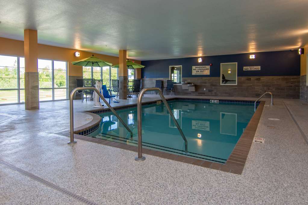 Little Crow Hotel & Conference Trademark by Wyndham - photo 3