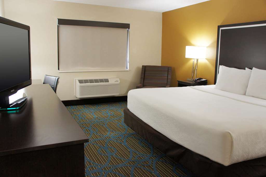 La Quinta Inn & Suites by Wyndham Emporia - photo 12