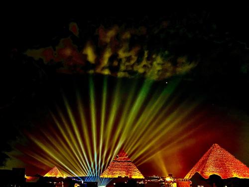 Pyramids moon view - carbon neutral hotel in Cairo
