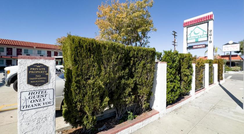 Courtesy Inn And Suites - photo 8