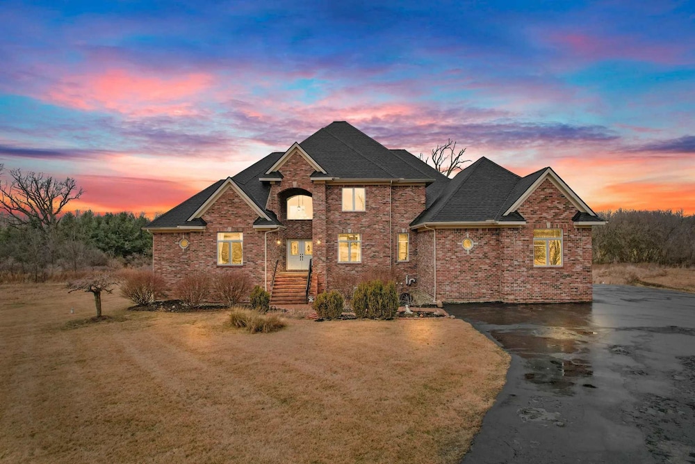 Luxury Ann Arbor Stay Theater Gym Game Room Spa in Ann Arbor, United States